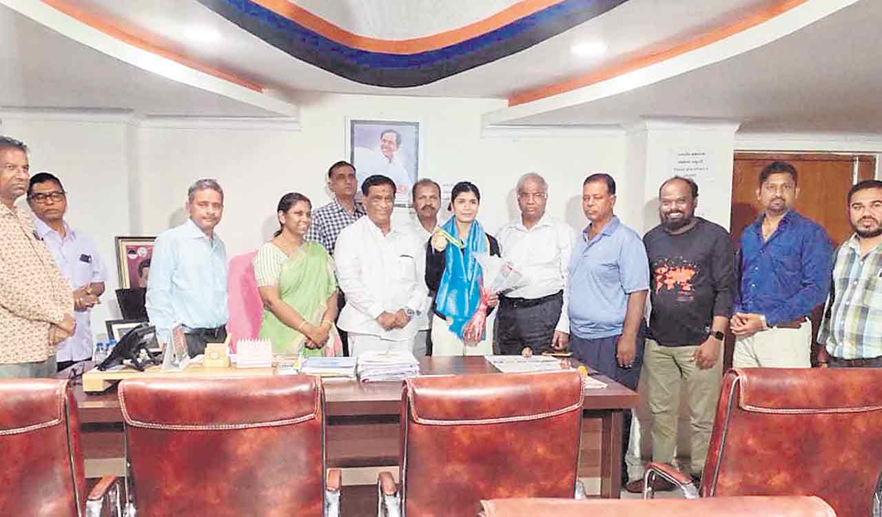 SATS chief felicitates CWG gold medallist Nikhat Zareen in Hyderabad