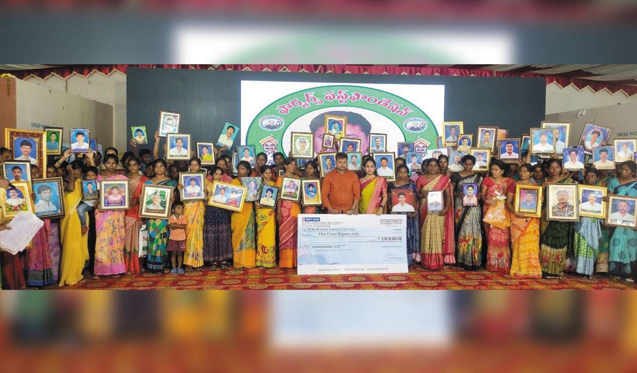 Social Activist presents Rs 1 lakh to 100 bereaved farmer families in Siddipet