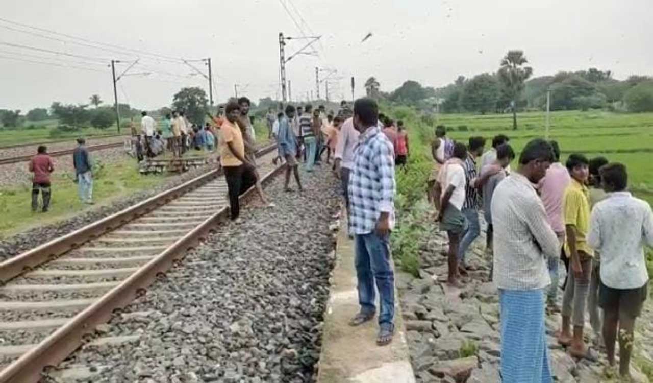 Train mows down three railway workers in Peddapalli