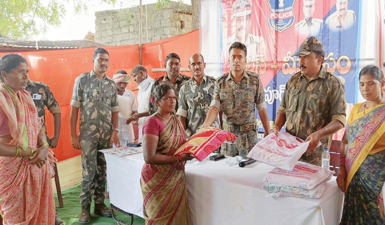 Police distribute blankets to tribals of remote villages in Mancherial