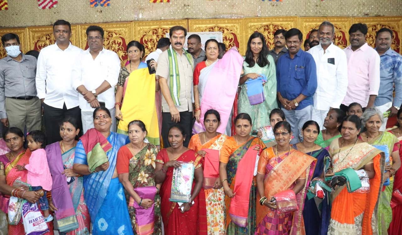 2.26 lakh women to receive Bathukamma sarees under GWMC limits