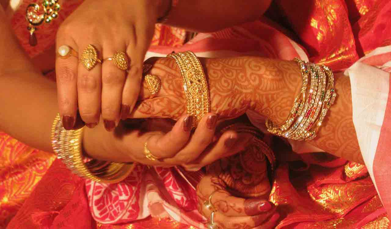 Tamil woman marries Bangladeshi girl in traditional Hindu marriage
