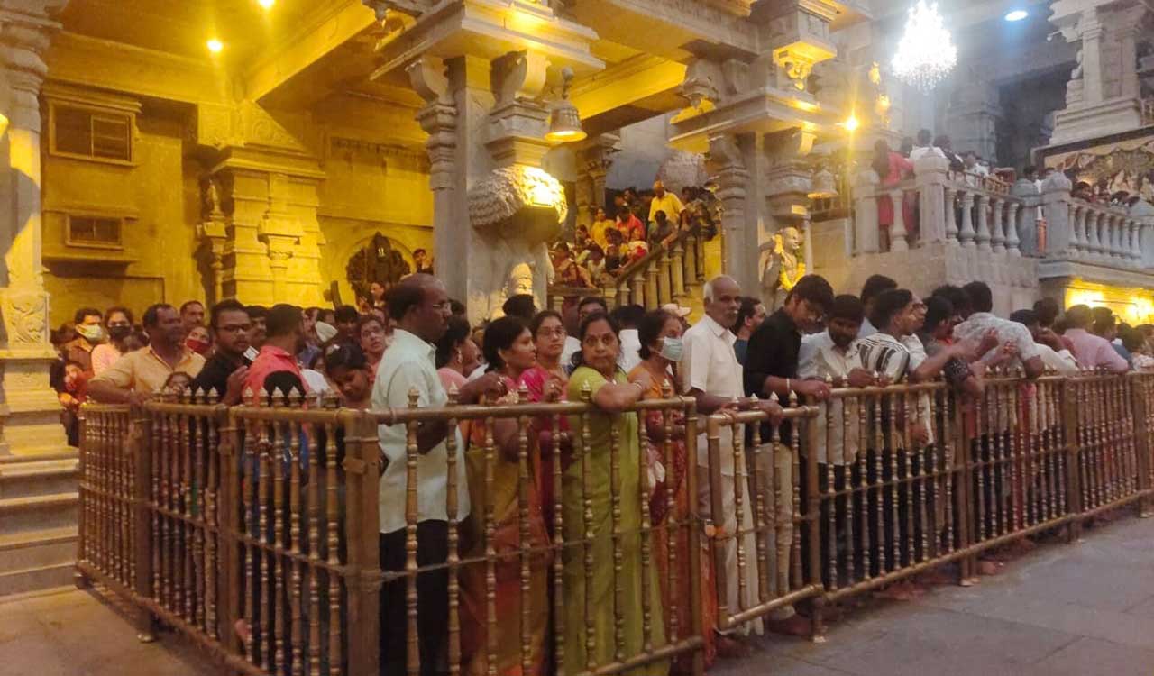 Yadadri witnesses huge rush of devotees on Sunday