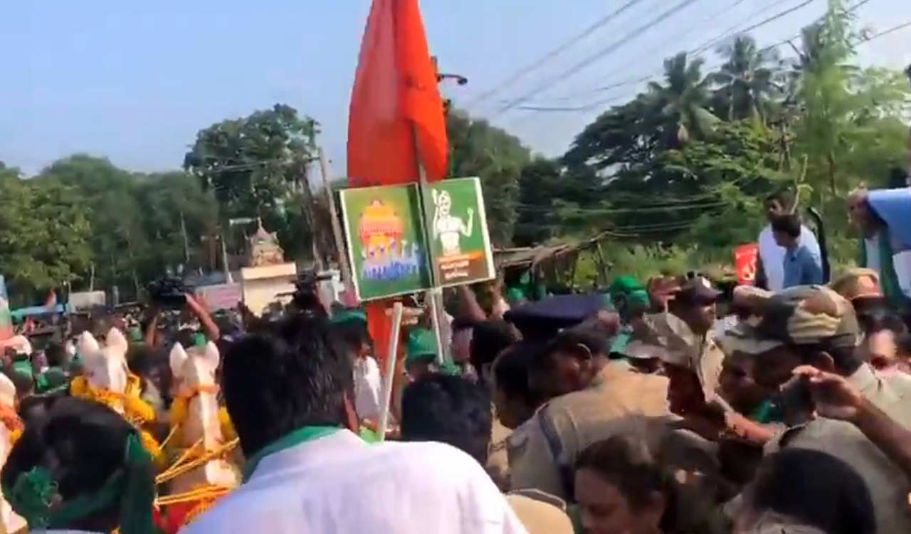 Amaravati farmers pause Padyatra over standoff with police