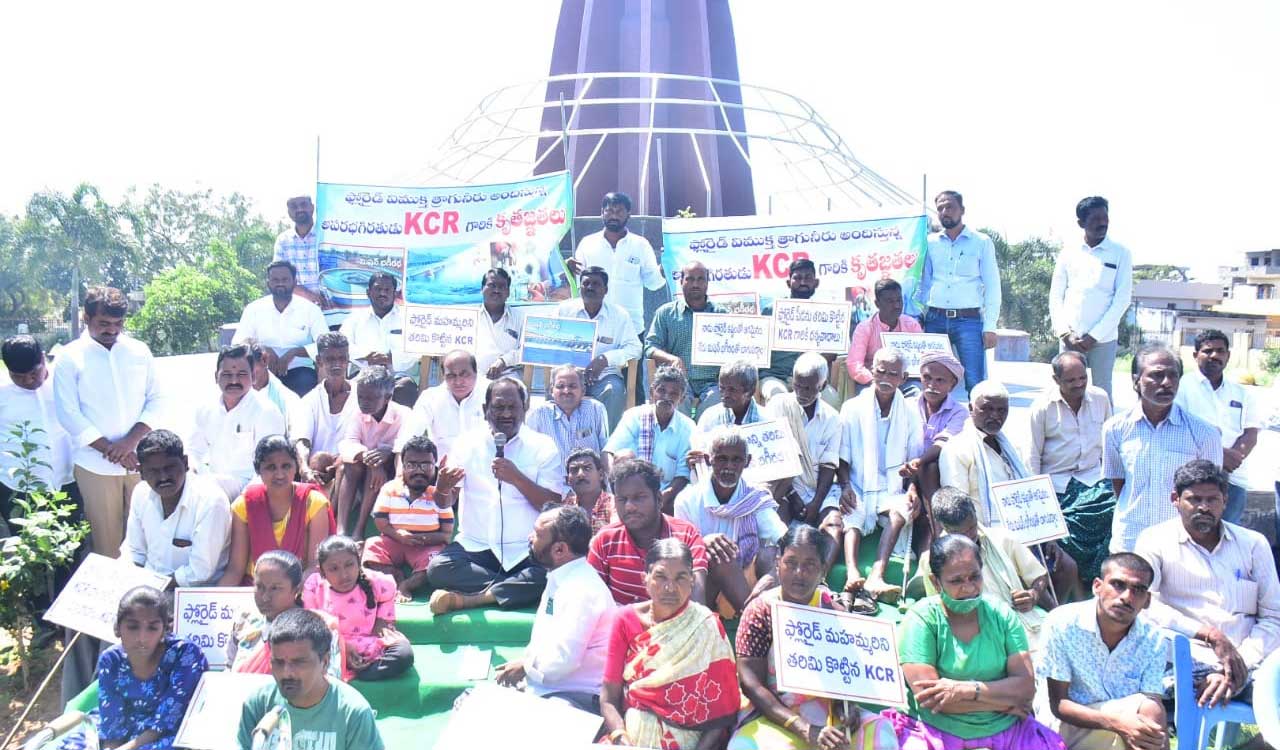 Fluorosis victims gather at Mission Bhagiratha pylon to thank CM KCR