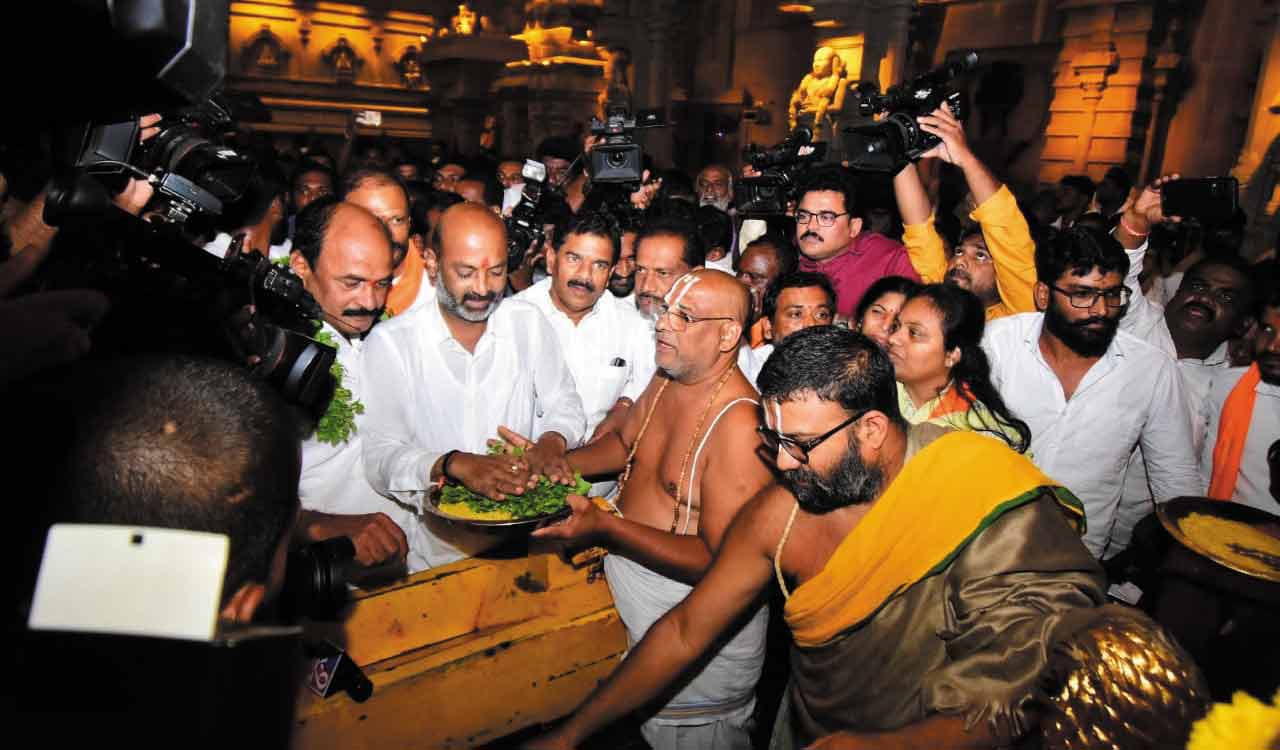 Bandi Sanjay takes oath at Yadadri temple