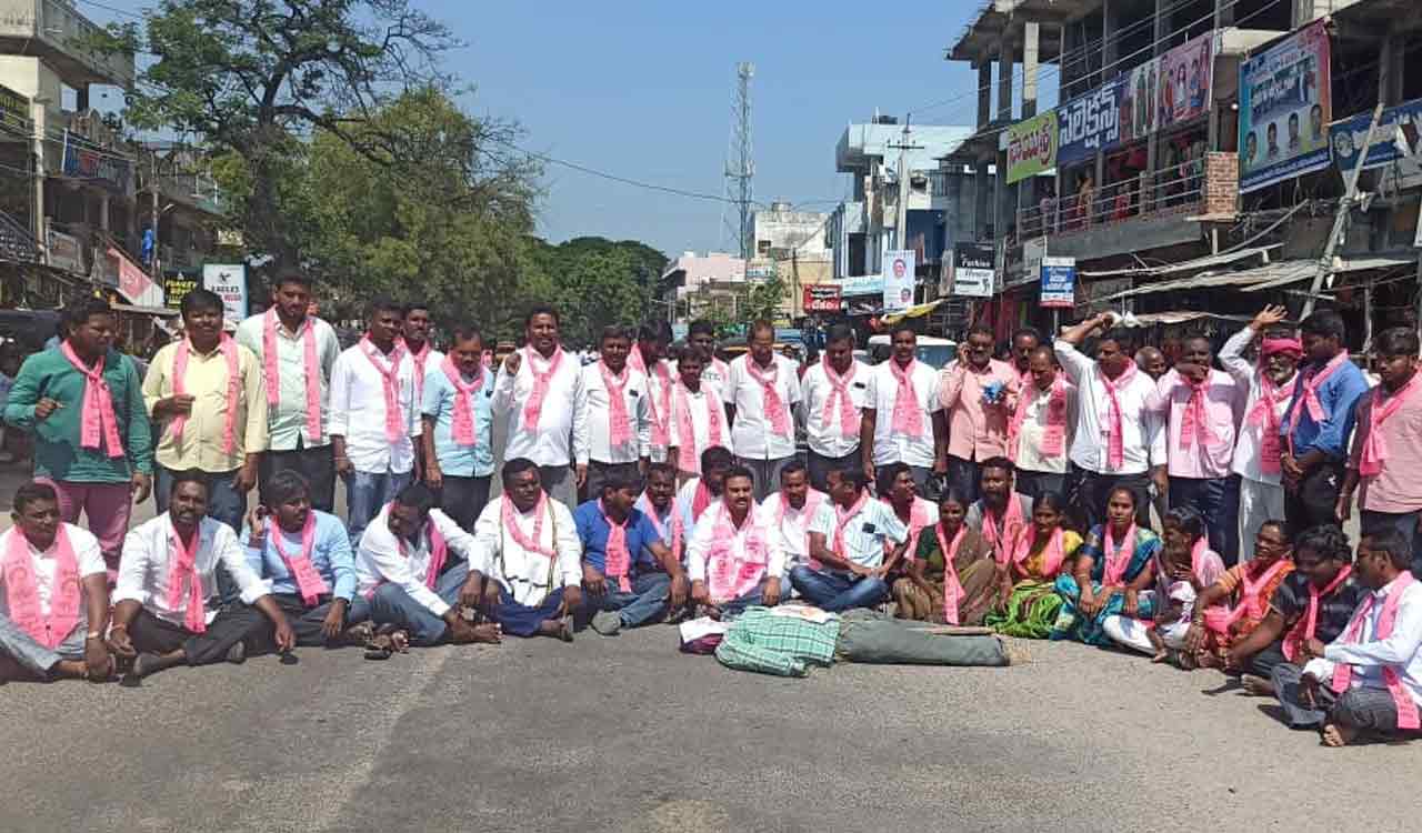 BJP’s MLA Shopping: Protests staged in old Karimnagar