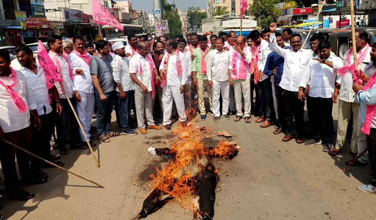 BJP’s MLA Shopping: TRS workers protest in Sangareddy