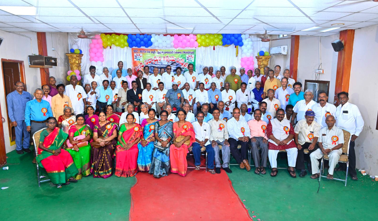 Memories, emotions mark reunion of 1973-74 SSC batch of Godavarikhani Govt Jr College