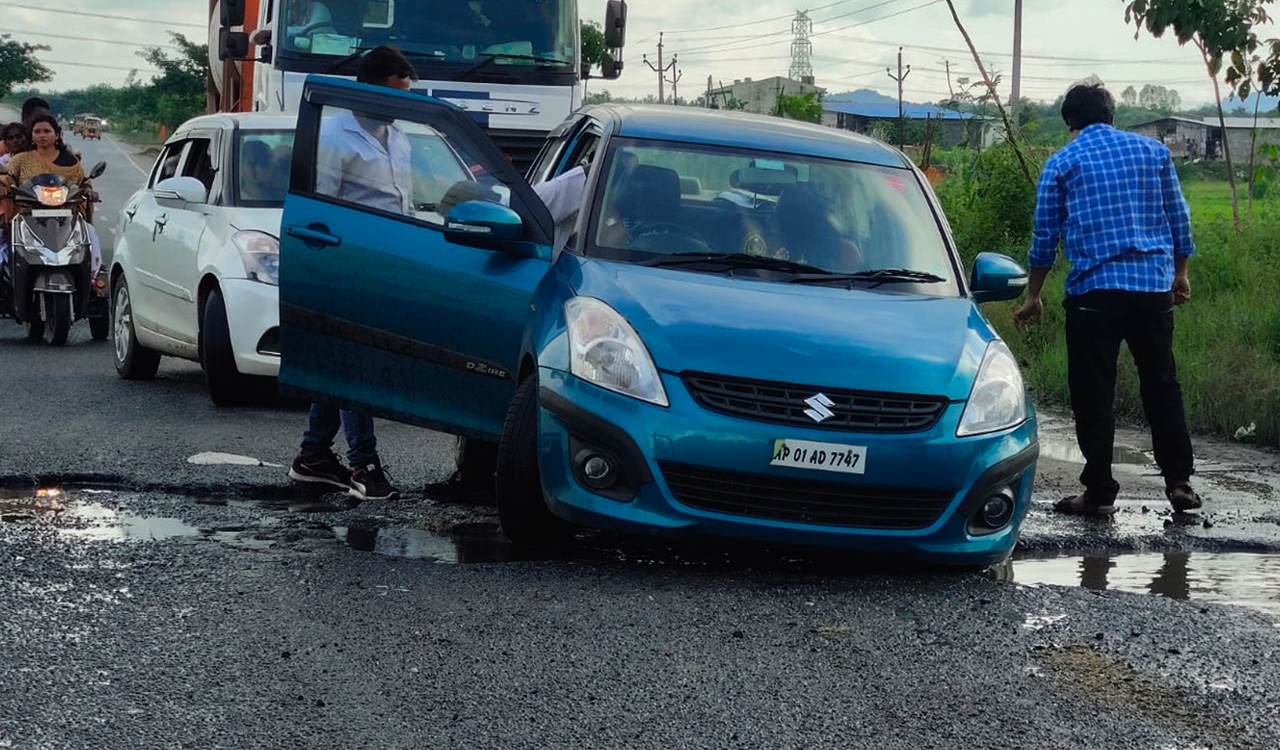 Telangana: Potholes turn death trap on NH-30, one killed