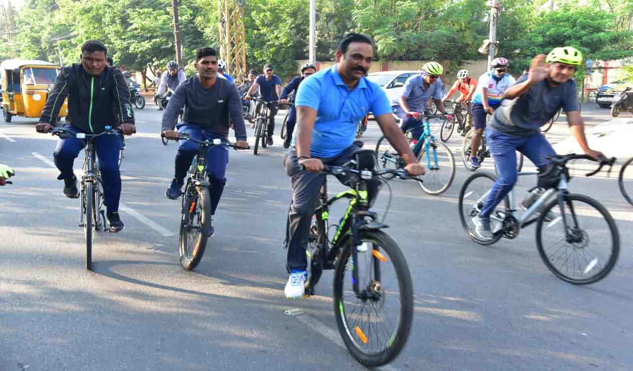 Karimnagar cops organise cycle rally as part of Police Martyrs Memorial Day