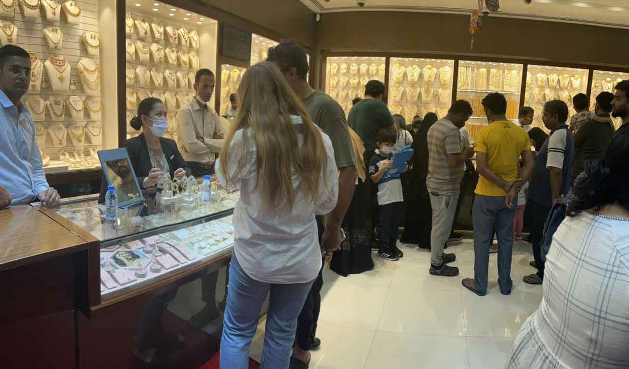 Increase in footfall of Indians at gold shops in Dubai on Dhanteras