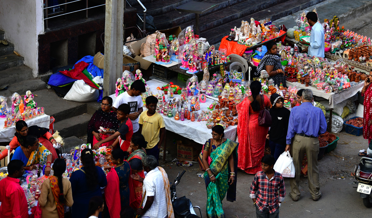 Diwali: Hyderabad witness huge footfall of shoppers after Covid-induced lull