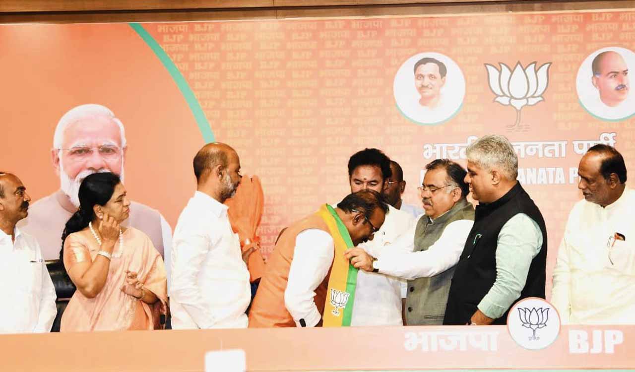 Ex-MP Narsaiah Goud formally joins BJP-Telangana Today