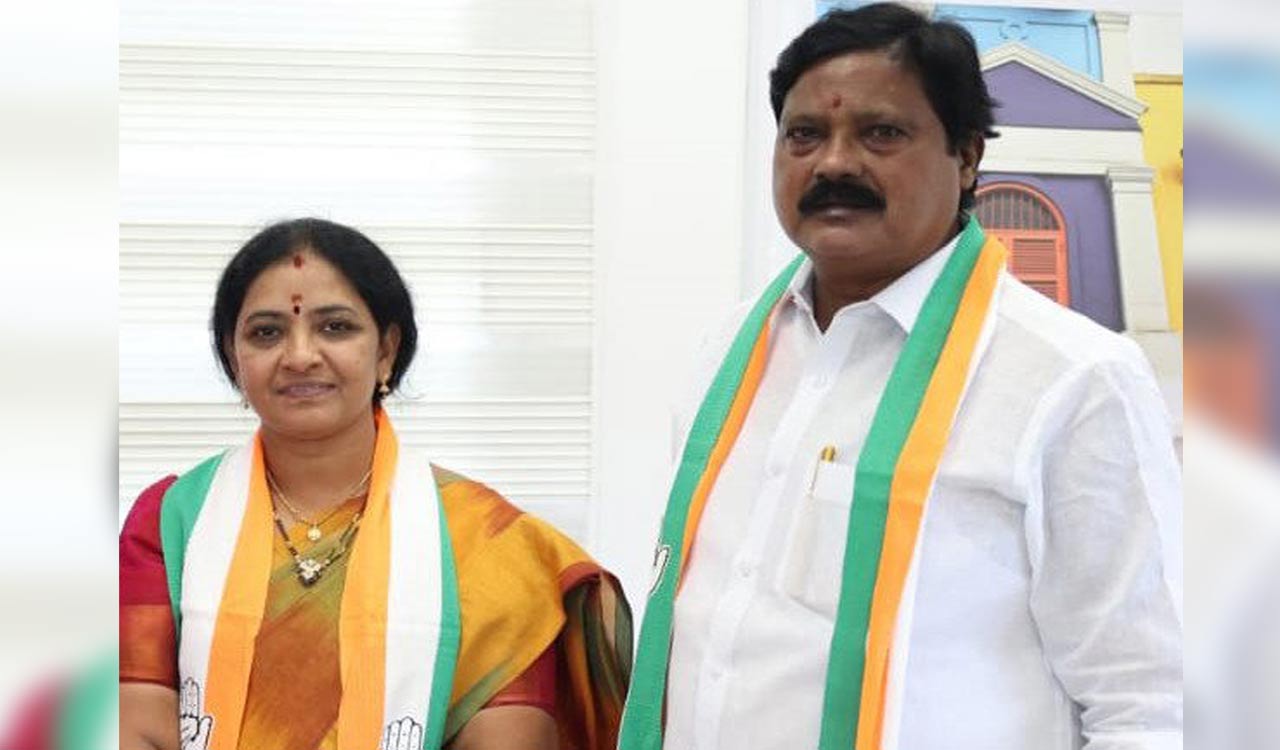 Former Govt whip Nalla Odelu, wife Bhaygalaxmi return to TRS