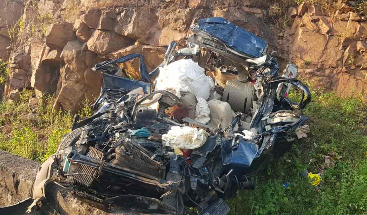 Four killed after container lorry rams car in Adilabad
