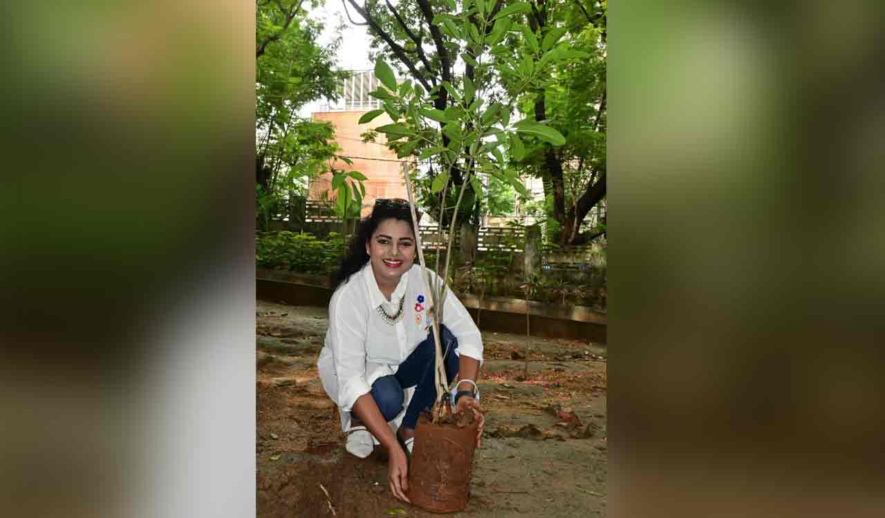 Actor Naveena Jackson takes part in Green India Challenge