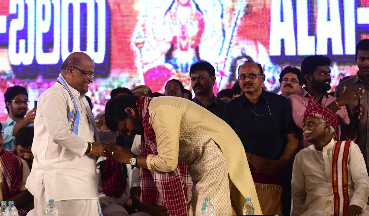 Garikipati asks Chiranjeevi to stop photo session at event