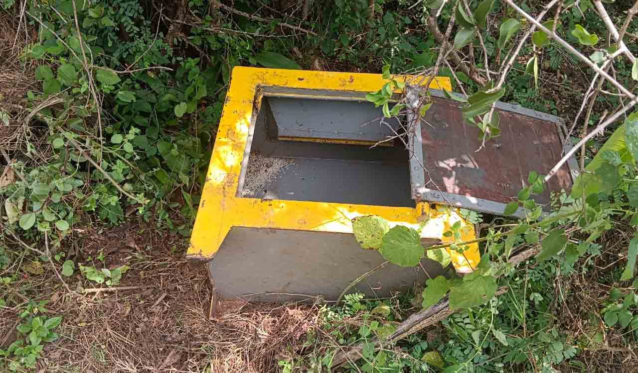 Sangareddy: Miscreants flee with hundi from Bonthapally Temple