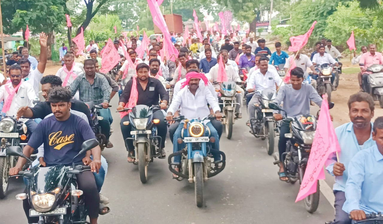 Karimnagar: 500 BJP, Cong workers join TRS (BRS) in Shankarapatnam