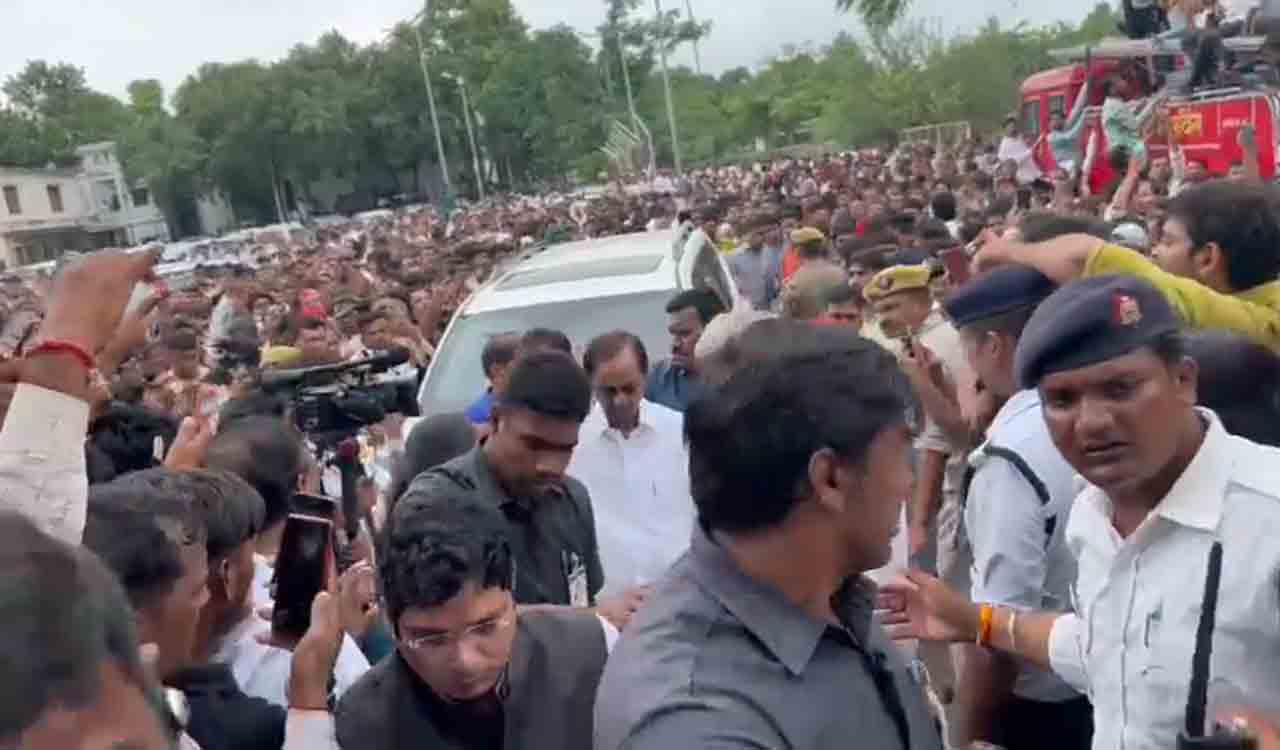 CM KCR attends funeral of Mulayam Singh Yadav, pays tributes