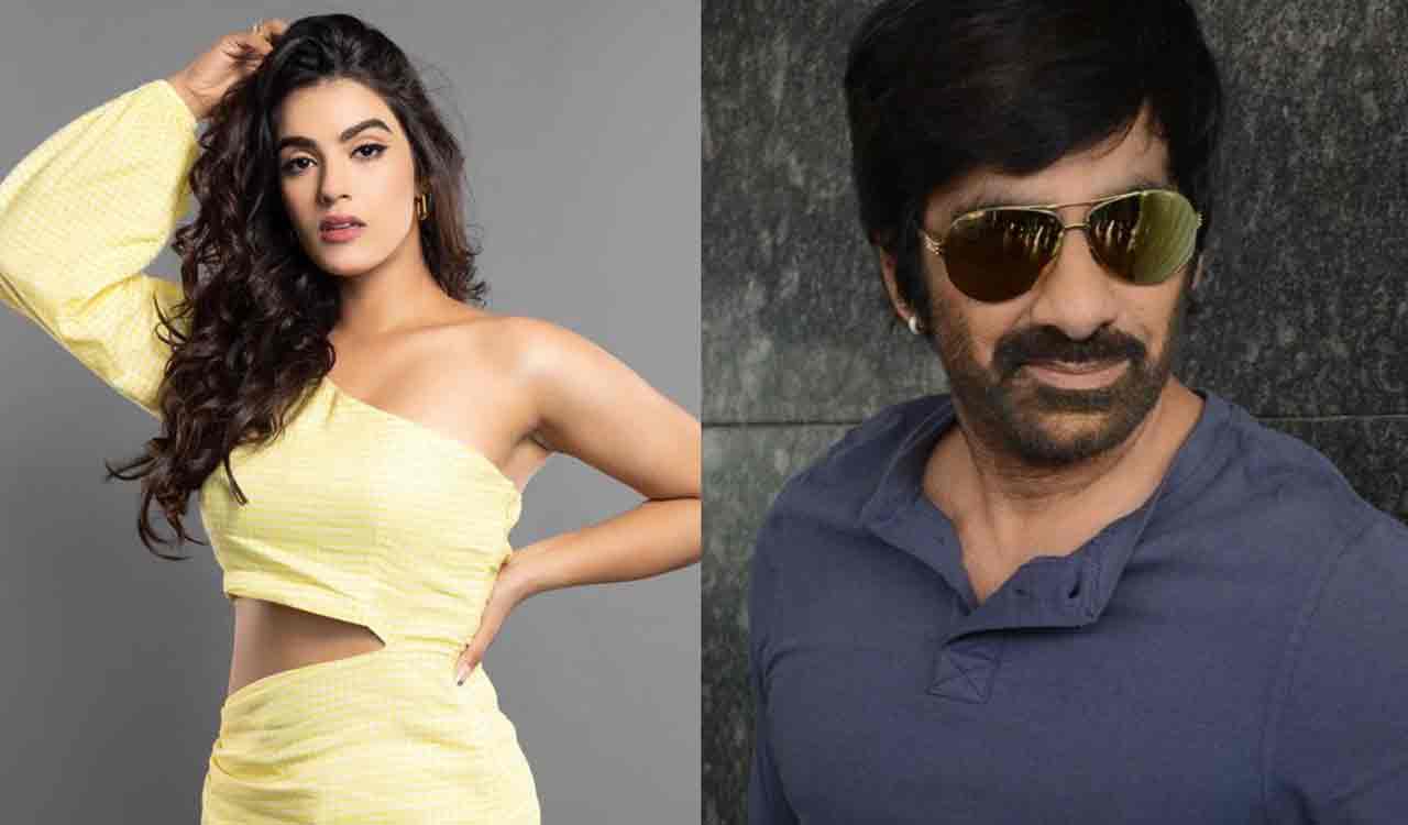 Kavya Thapar joins the sets of her Telugu film with Ravi Teja 