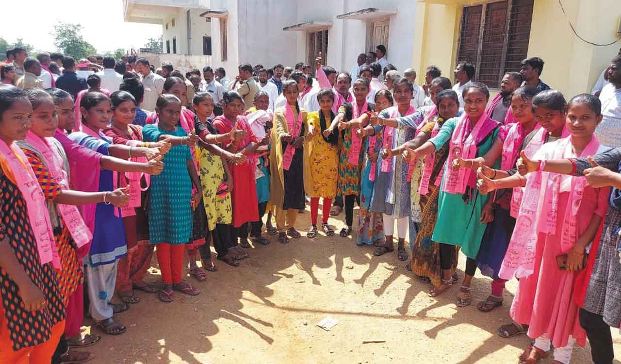 Munugode By-poll: Young women voters pledge to vote for TRS
