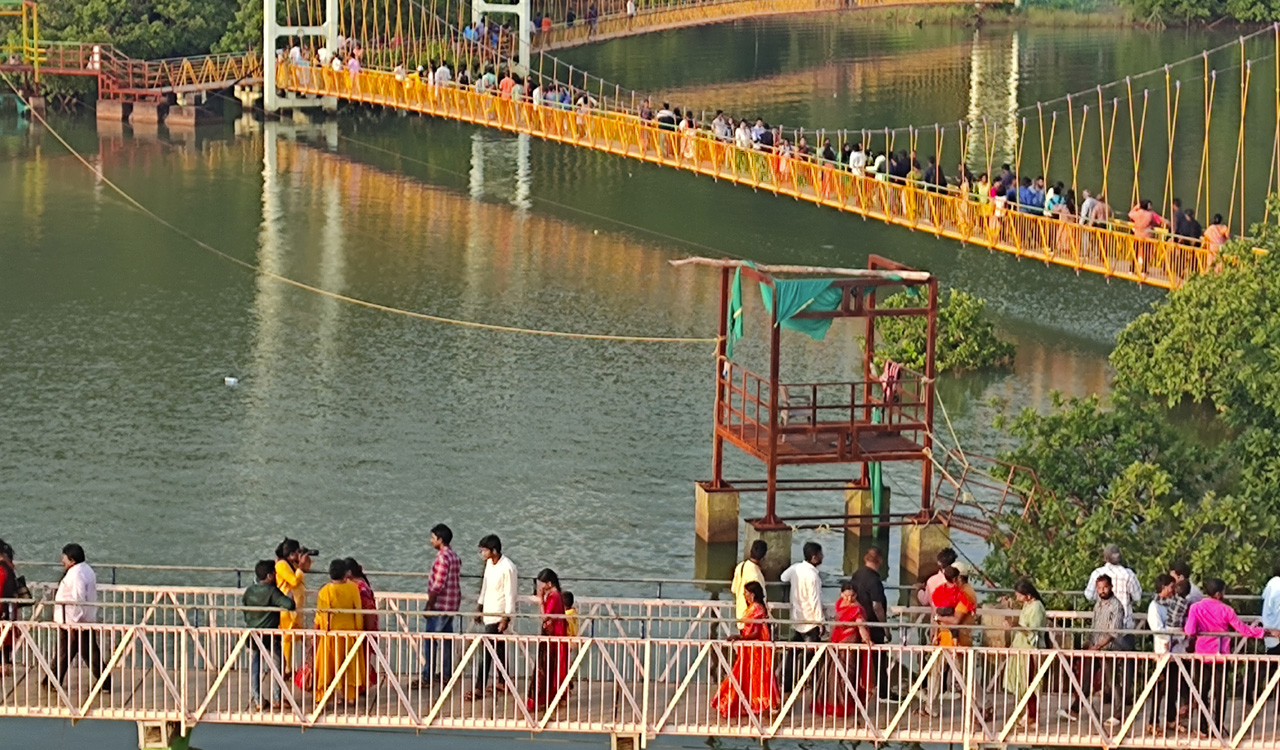 Telangana: Tourists throng Laknavaram during Dasara vacation