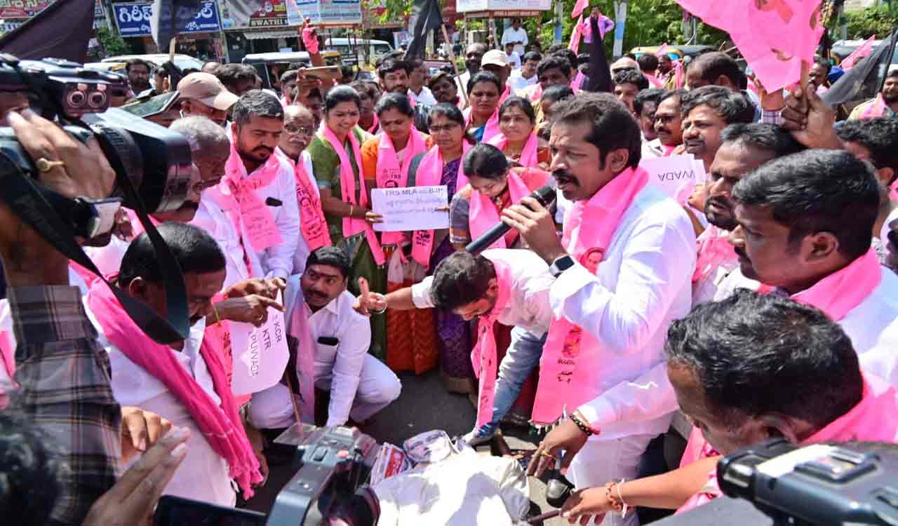 BJP is killing democracy, allege TRS leaders, effigy of Modi burnt in Khammam