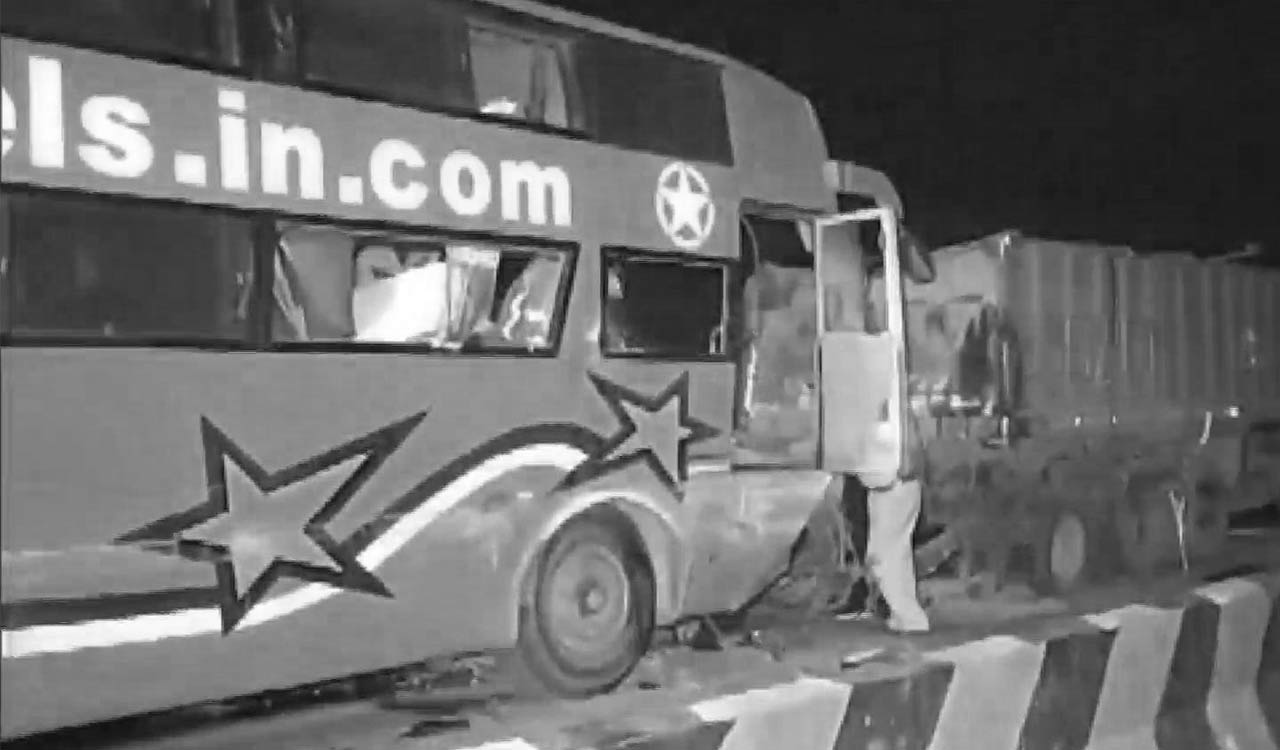 MP: 14 dead, 40 injured as bus travelling from Hyderabad to UP rams into truck