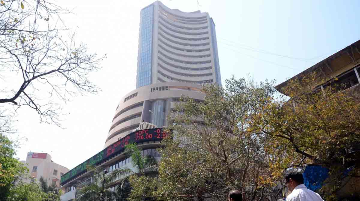 Markets fall in early trade on weak global cues