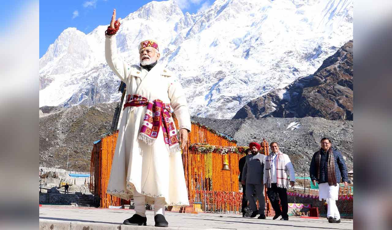 Modi keeps his word, dons traditional Himachali attire