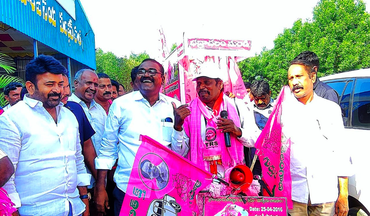 Munugode by-poll: Bhadrachalam man takes out cycle campaign for TRS