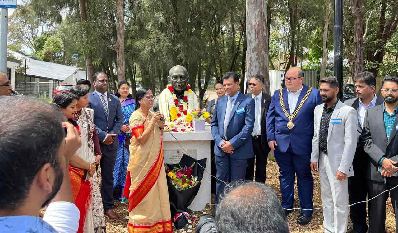PVNR statue unveiled in Sydney, Telugus laud KCR’s efforts