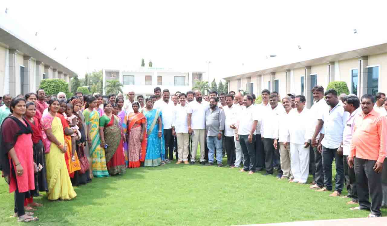 Sangareddy: Gudem Madhusudhan Reddy donates Rs 10K each to 180 VRAs