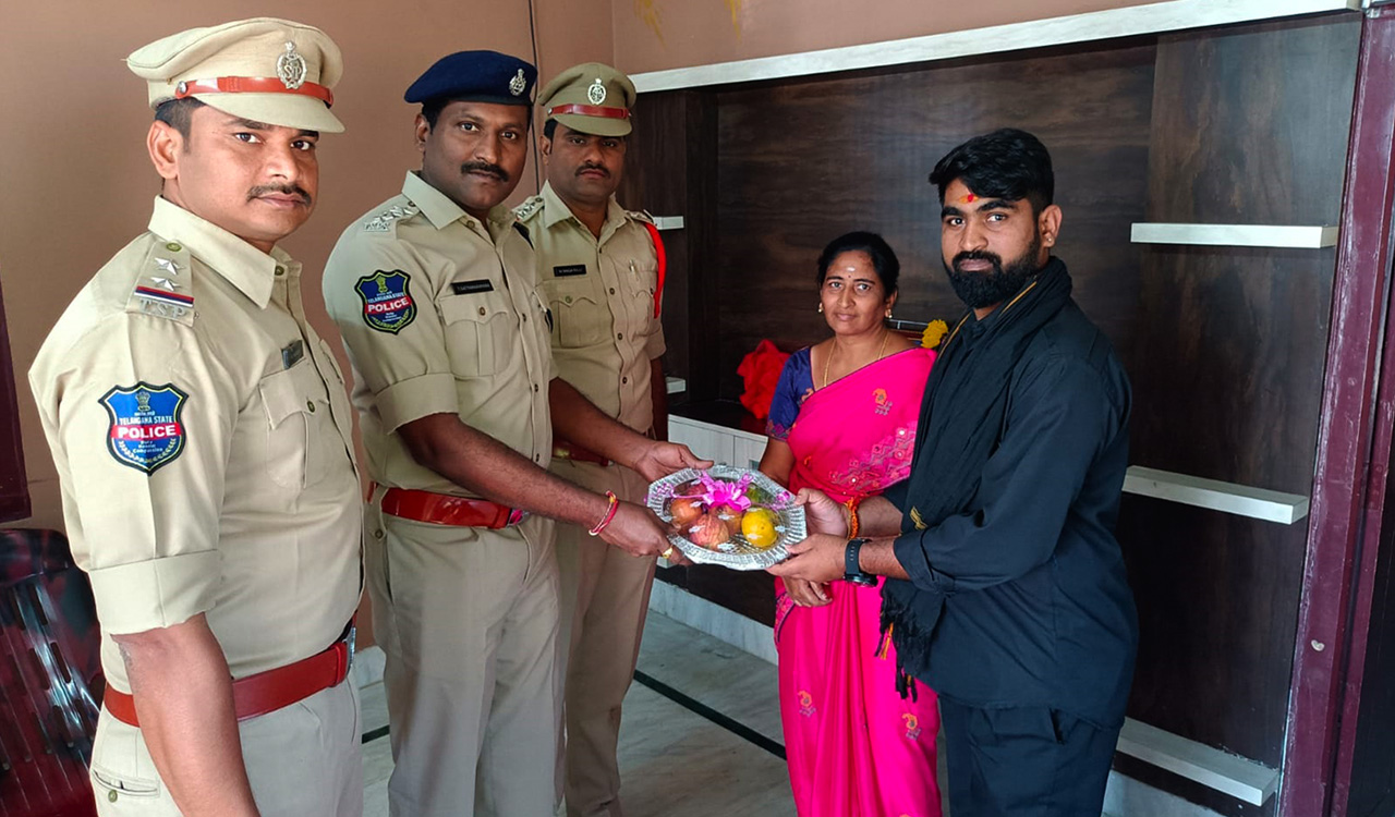 Kothagudem: Paloncha police visit family members of police martyr