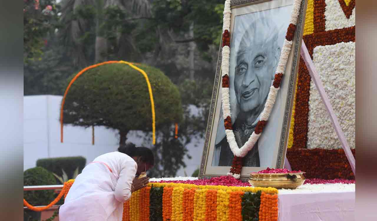 Leaders pay floral tribute to ‘Iron Man of India’ on his birth anniversary