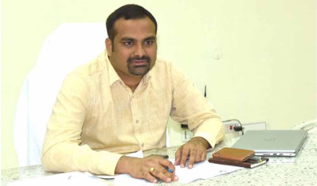 Karimnagar Collector urges Dalit Bandhu beneficiaries to provide jobs to others