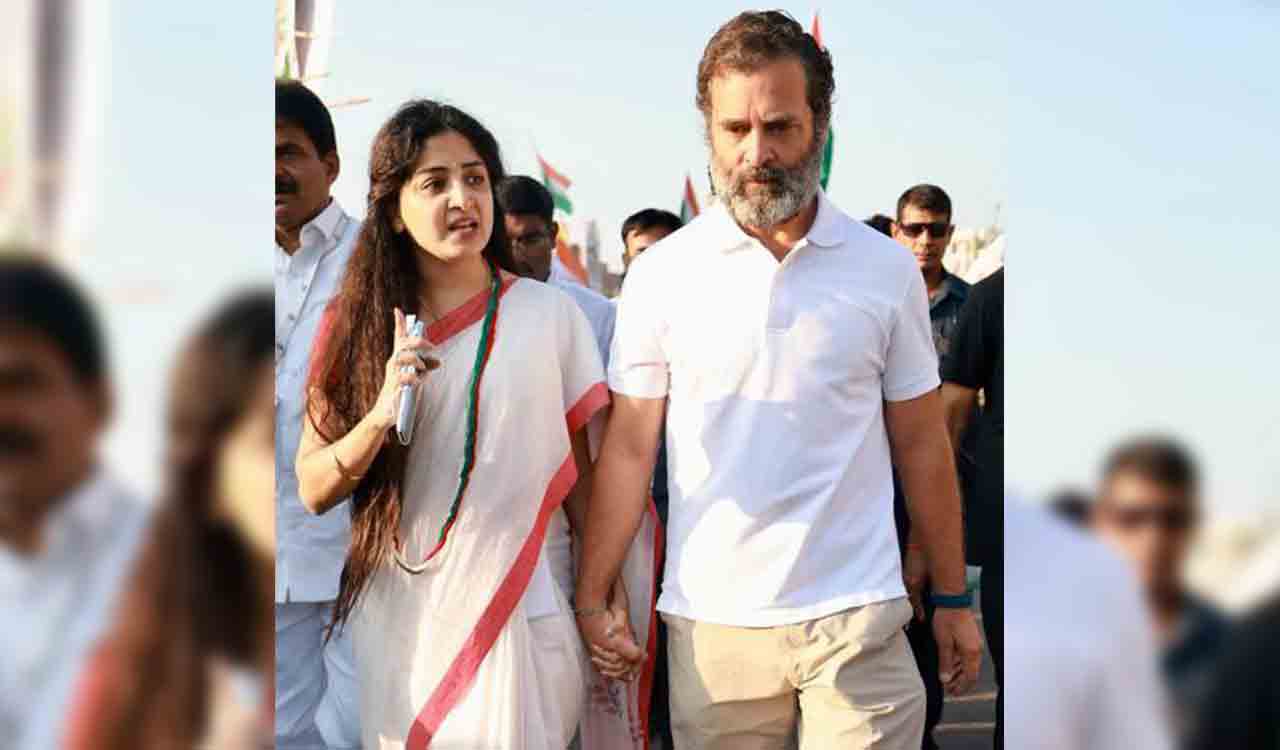 Picture of Rahul Gandhi holding hands with actress Poonam Kaur goes viral