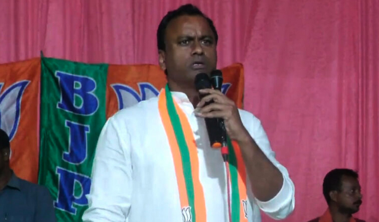 TRS MPs demand action against Rajgopal Reddy for illegal money distribution