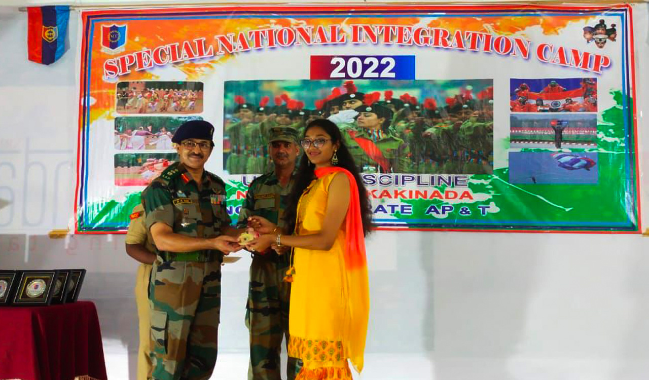 NIT-Warangal student Likithaswani wins first prize at SNIC