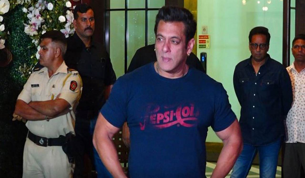 Salman Khan makes first public appearance after being diagnosed with dengue