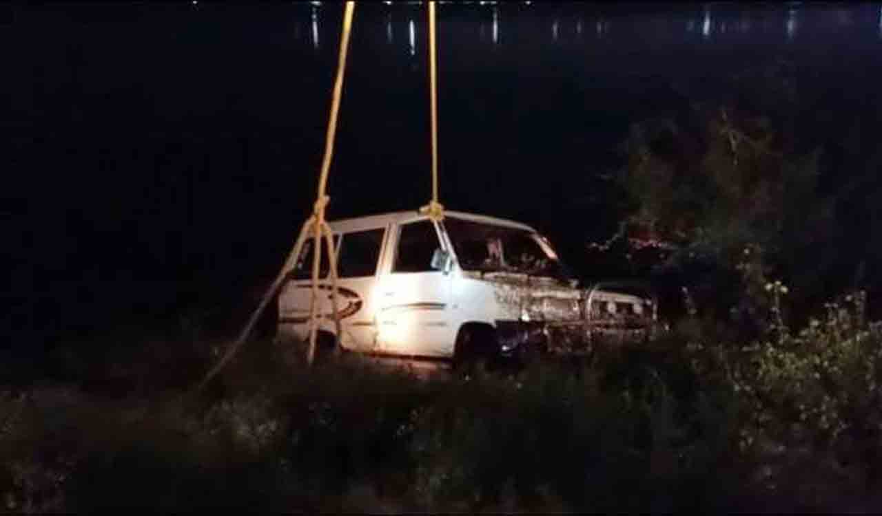 Sangareddy: Cancer patient drives car into lake, dies