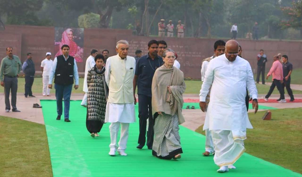 Sonia, Kharge Pay Tributes To Indira Gandhi On Her Death Anniversary ...