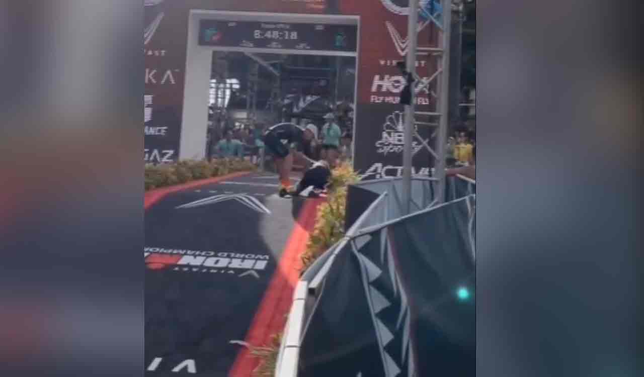 Watch: Runner helps fellow participant across finish line in heartwarming video