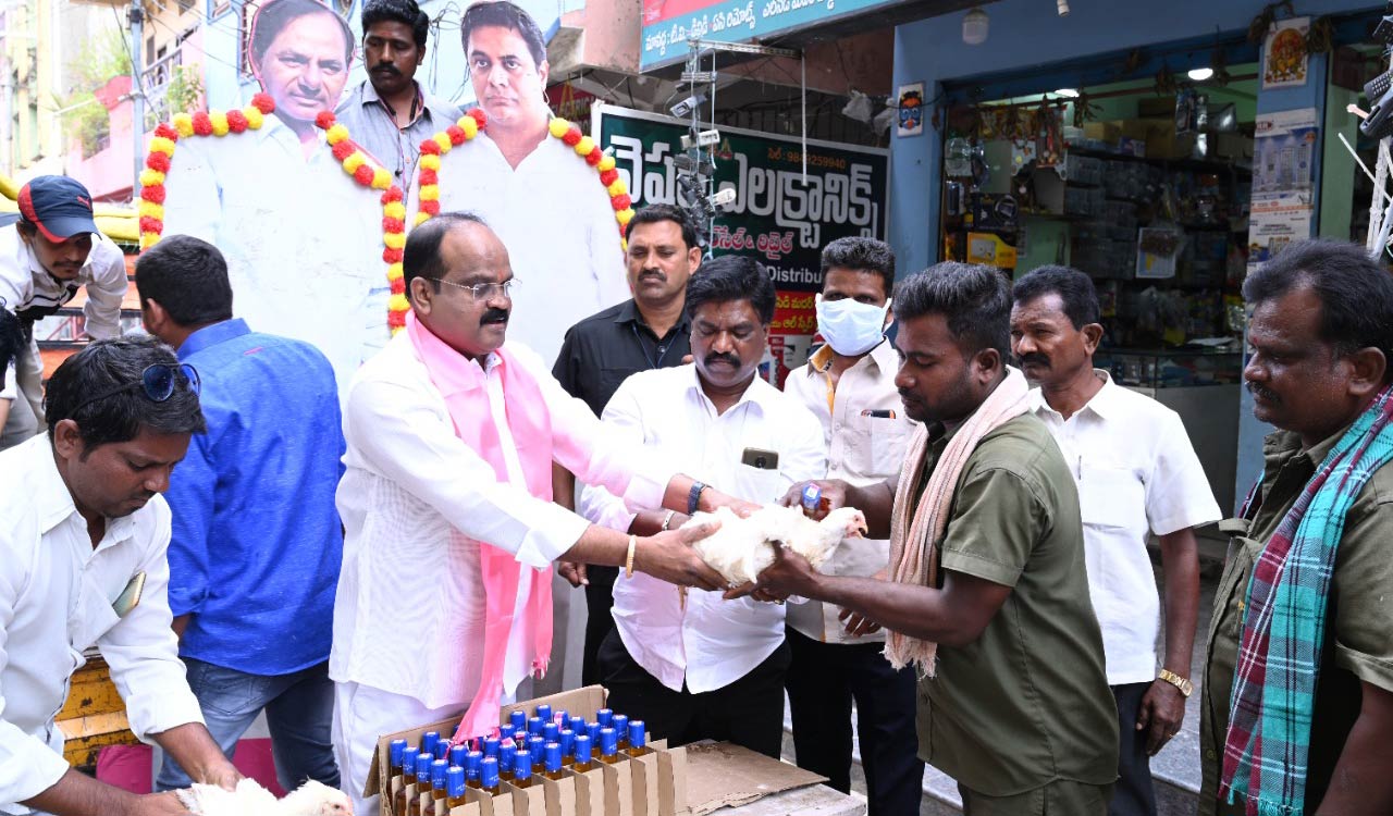 Dasara special: TRS leader distributes chicken, whisky to 200 Hamalis