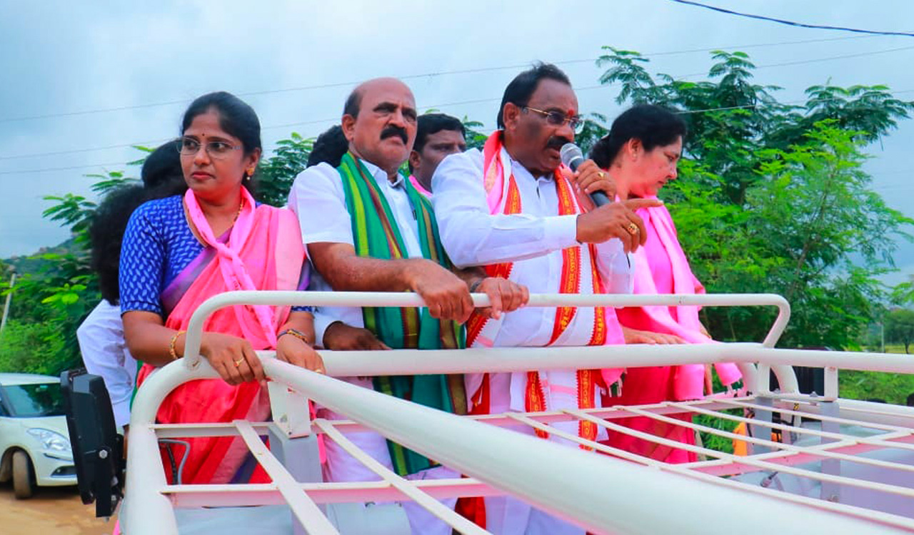 TRS (BRS) candidate Prabhakar Reddy campaigns in Munugode