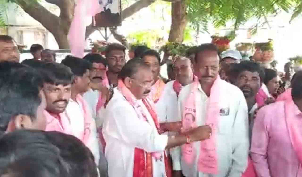 Ahead of Munugode by-poll, TRS sees large influx from Congress, BJP