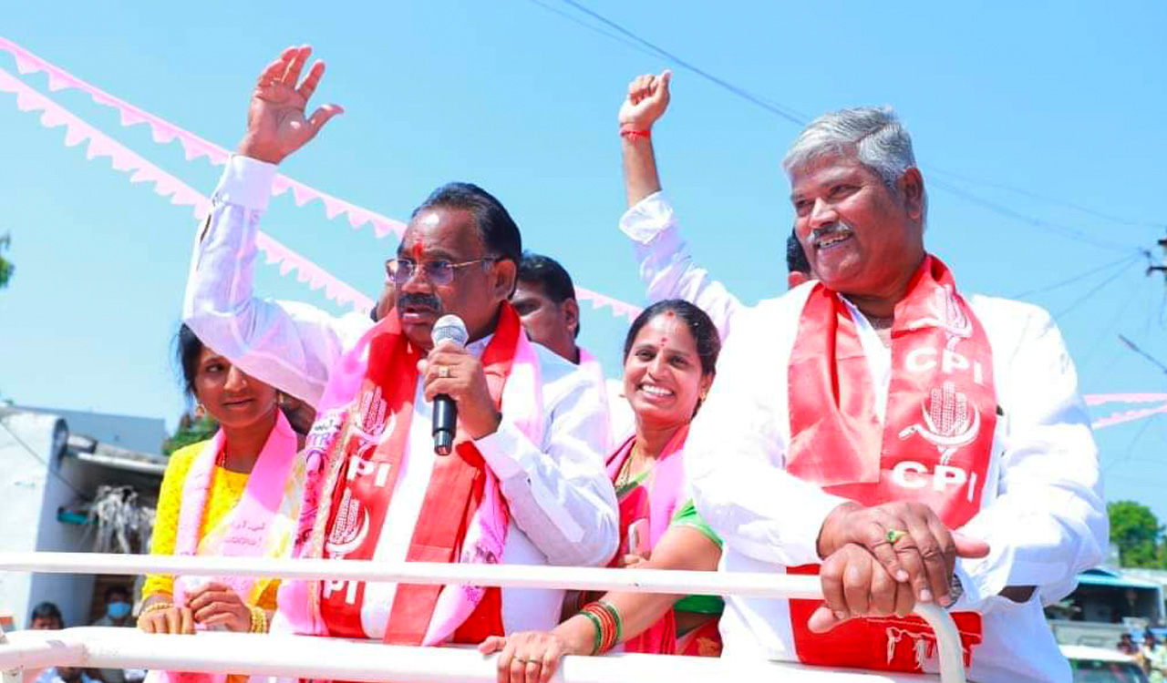 Munugode by-poll: TRS candidate asks vote for development