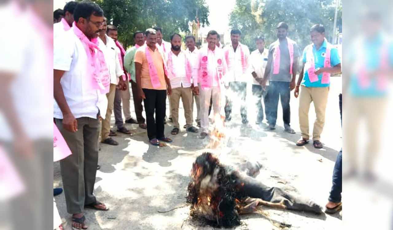 TRS (BRS) workers burn effigy of BJP’s Raghunandan Rao for comments on Harish Rao
